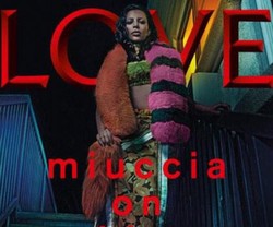 Pose di Majalah dengan Wajah Tanpa Alis, Kim Kardashian Tak Dikenali