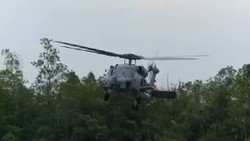 Video Seahawk Bawa 4 Kantong Jenazah