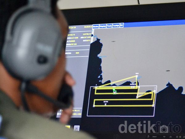 Pesawat CN-235 Dapati Benda Terapung di Lokasi Jatuhnya AirAsia