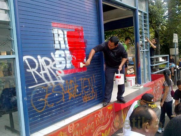 Wali Kota Semarang Hapus Vandalisme di Halte Bus