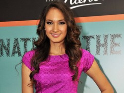 Nadine Chandrawinata, Antara Traveling dan Akting