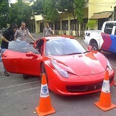 Polisi Amankan Ferrari Saat Kebut-kebutan di Jalan Tol