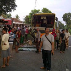 Bus Tabrak Travel di Banyuwangi, 5 Orang Tewas