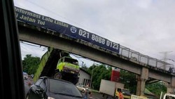 Truk Nyangkut di Jembatan Jagorawi, Sopir Terpental dan Dibawa ke RS