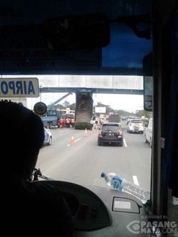 Penampakan Evakuasi Truk yang Nyangkut di Jembatan Tol Jagorawi
