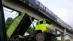 Truk Hino yang Nyangkut di KM 21 Tol Jagorawi Dievakuasi Malam Nanti