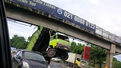 Kok Bisa Truk Hino Nyangkut di Jembatan Penyeberangan Jagorawi?