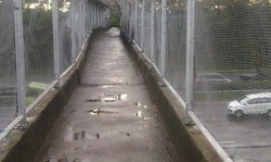 Jembatan Penyeberangan yang Tersundul Truk Hino di Tol Jagorawi Retak