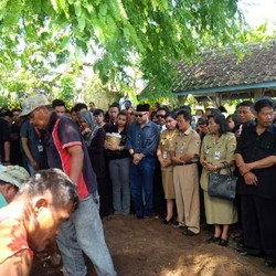 Pemilik AirAsia Menangis di Pemakaman Pramugara: 15 Ribu Karyawan Berduka