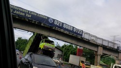Ini Penampakan Truk Hino Nyangkut di KM 21 Tol Jagorawi