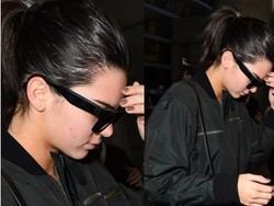 Pulang Liburan, Kendall Jenner Tutupi Wajah karena Berjerawat