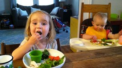 Si Kecil Menolak Makanan Baru yang Anda Berikan? Atasi dengan Trik Ini