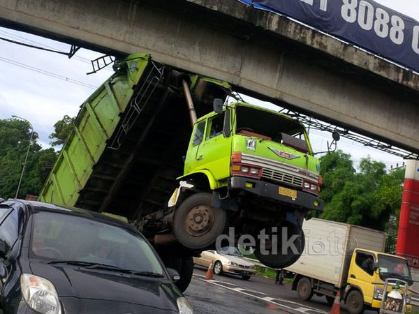 Truk Hino Nyangkut di Jembatan Tol Jagorawi