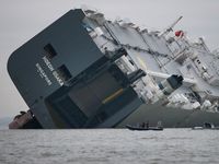 Kapal Kargo 'The Hoegh Osaka' Terbalik