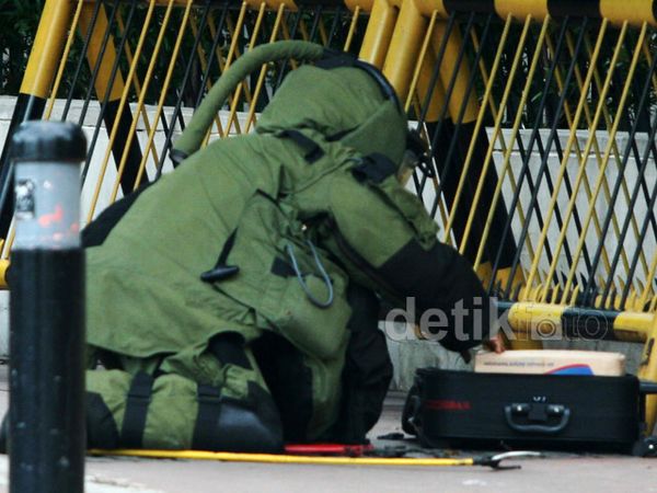 Gegana Evakuasi Koper Mencurigakan di Hotel Kempinski