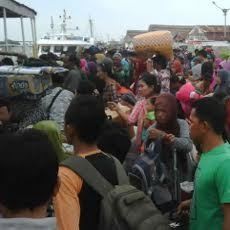 Warga Sumenep Berebut Naik Dua Kapal Pasca Cuaca Buruk