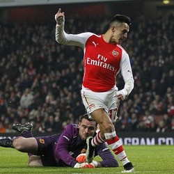 Gol Mertesacker dan Alexis Loloskan Arsenal