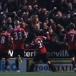 Herrera Bikin Gol Cantik, Merayakannya dengan Fans, lalu Kena Kartu Kuning