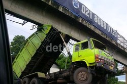 Evakuasi Truk Nyangkut Belum Selesai, Contra Flow di Jagorawi Masih Berlangsung