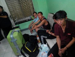 Wong Chi Ping Koordinasi dengan Pemasok di Guang Zho Gunakan Telepon Satelit