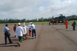 8 Ustad Terbang dengan Super Puma Baca Doa di Lokasi Jatuhnya AirAsia