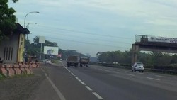 Ini Pemandangan JPO Tol Jagorawi Setelah Truk Hino Dievakuasi