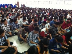 Siswa SMU Katolik Rajawali Makassar Gelar Doa untuk Winoya, Korban AirAsia