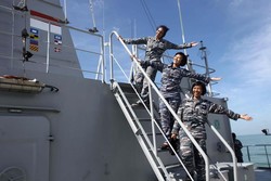 Cerita Srikandi KRI Banda Aceh Tentang Boneka dan Olahraga di Tengah Laut