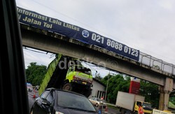 Akhirnya, Truk yang Nyangkut di KM 21 Jagorawi Berhasil Dievakuasi