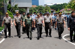 Antar Keluarga Korban QZ8501 Tabur Bunga, TNI Akan Gunakan Pesawat Hercules