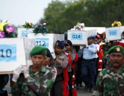 Risma Konsultasi dengan Ahli Hukum Soal Berkas Klaim Asuransi AirAsia