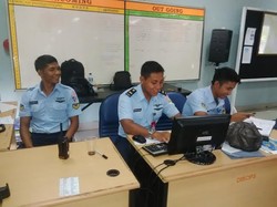 Petugas Posko Halim Kerja 16 Jam Sehari Comblangi Pesawat dan Basarnas