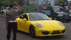 Polda Jatim Amankan Porsche Kuning yang Tengah Melaju di Jalan Tol