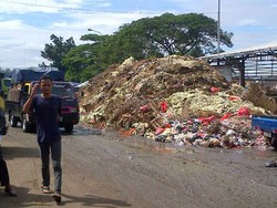 Pak Ahok! Sudah 2 Bulan Sampah Numpuk Bak Gunung di Pasar Induk Kramat Jati