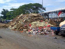 Pedagang Pasar Induk Kramat Jati: Gara-Gara Sampah Menumpuk Kami Jadi Rugi