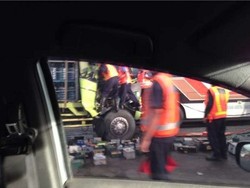 Truk Tabrak Truk di Tol Cawang, Lalin ke Arah Bekasi Macet Parah