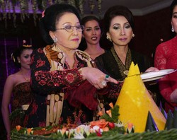 Ulang Tahun Ke-87, Mooryati Soedibyo Tampil Segar Berkebaya Hitam-Merah
