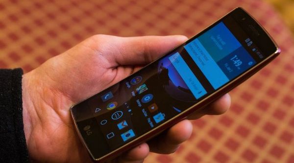 Aih... Seksinya Ponsel Lengkung LG G Flex 2