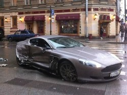 Baru Beli Aston Martin, Pesepakbola Muda Rusia Langsung Tabrakan dan Kabur...