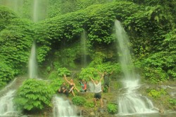 Keren! Lombok Punya Air Terjun Hijau