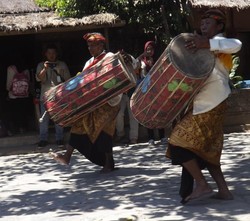 Melihat Kearifan Lokal Tarian Adat Desa Sade, Lombok