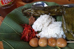 Mampir Cirebon, Enaknya Santap Siang di Nasi Jamblang Ibu Nur