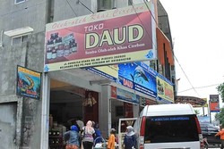 Toko Daud, Tempat Belanja Camilan Sampai Batik Cirebon