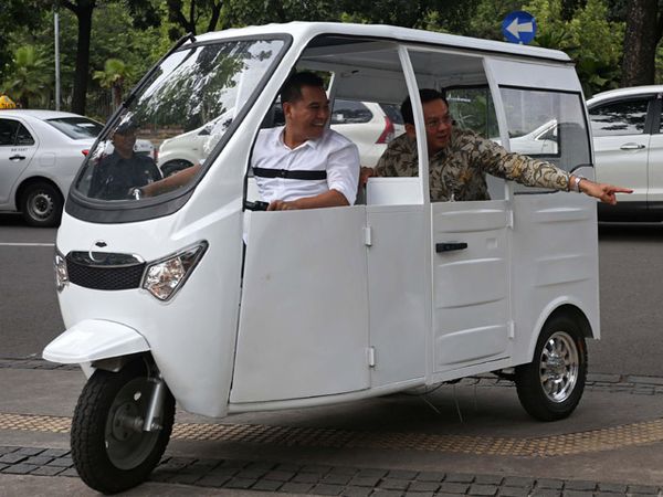 Ahok Jajal Bajaj Listrik