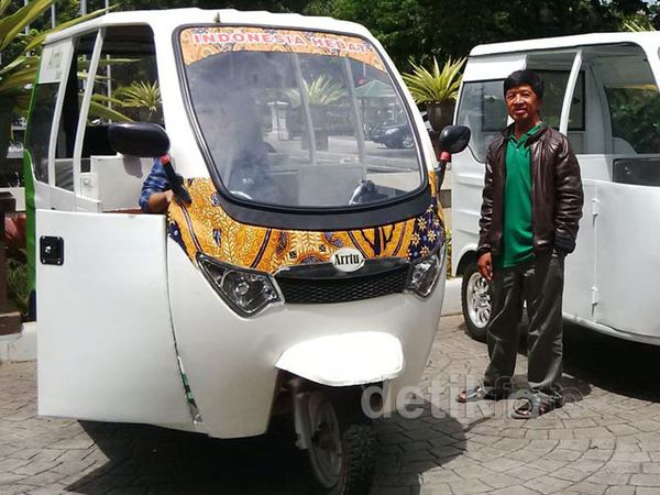 5 Unit Bajaj Listrik Mejeng di Depan Kantor Ahok