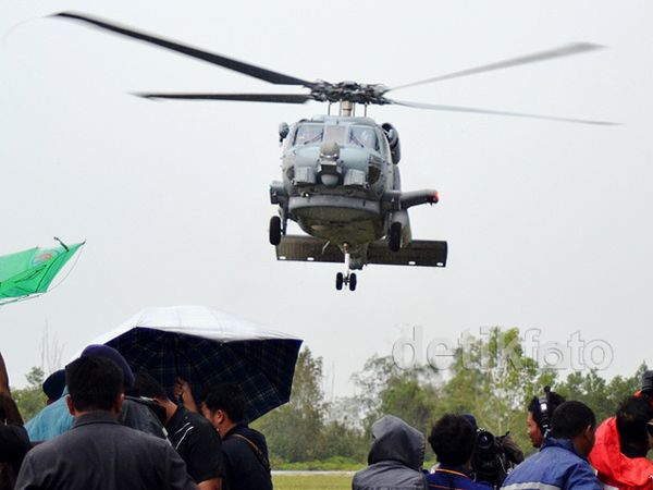 Heli Seahawk Antar Panglima TNI ke KRI Banda Aceh