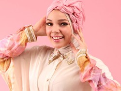 Gaya Jilbabnya Jadi Tren, Dewi Sandra Terinspirasi dari Ibu Mertua