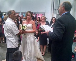 Uniknya, Pasangan Ini Menikah di Lorong Makanan Beku Supermarket