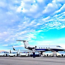 Pamer Kekayaan ala Mayweather: 8 Sportscar dan 1 Jet Pribadi