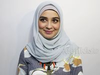 Cantik dengan Warna Abu-abu ala Shireen Sungkar